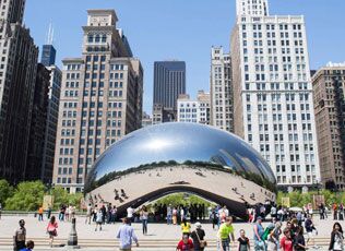 Cloud Gate sculpture and the Chicago skyline